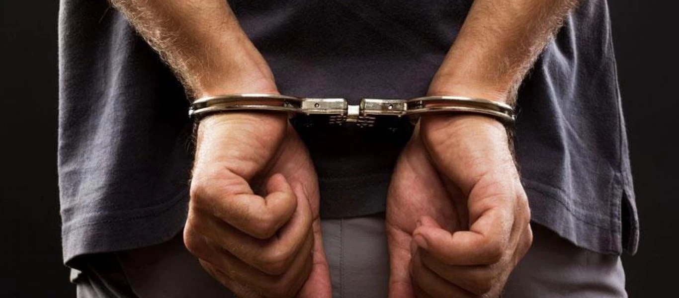 Ηράκλειο: Χειροπέδες σε αλλοδαπό που πωλούσε πλαστά μοριακά τεστ και διαβατήρια